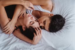 Avslappnande massage med sexleksaker: Fördjupa intimiteten